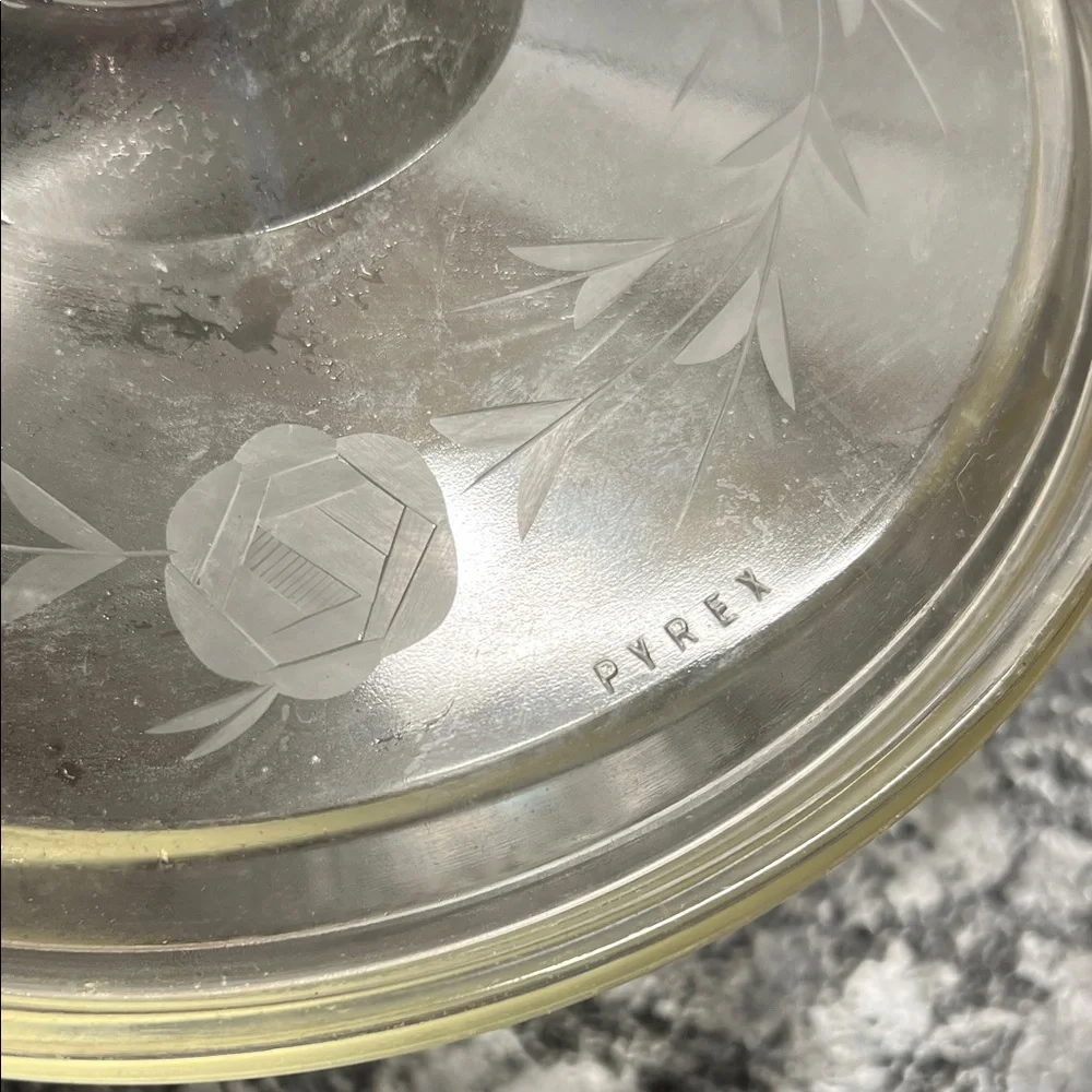 Vintage 1920’s Pyrex serving bowl with beautifully etched lid. Exc condition